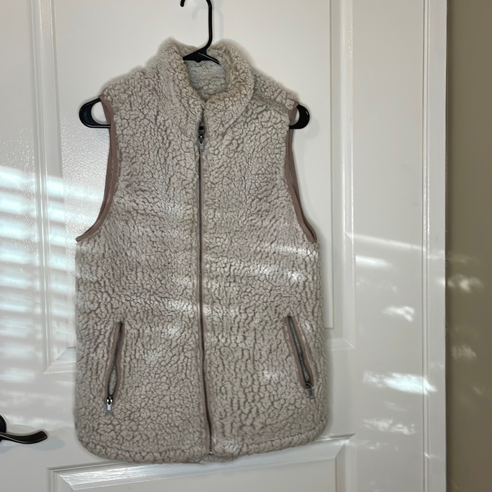 Ladies imatation Sherpa vest, size M. Zip front & 2 zip slash pockets EUC